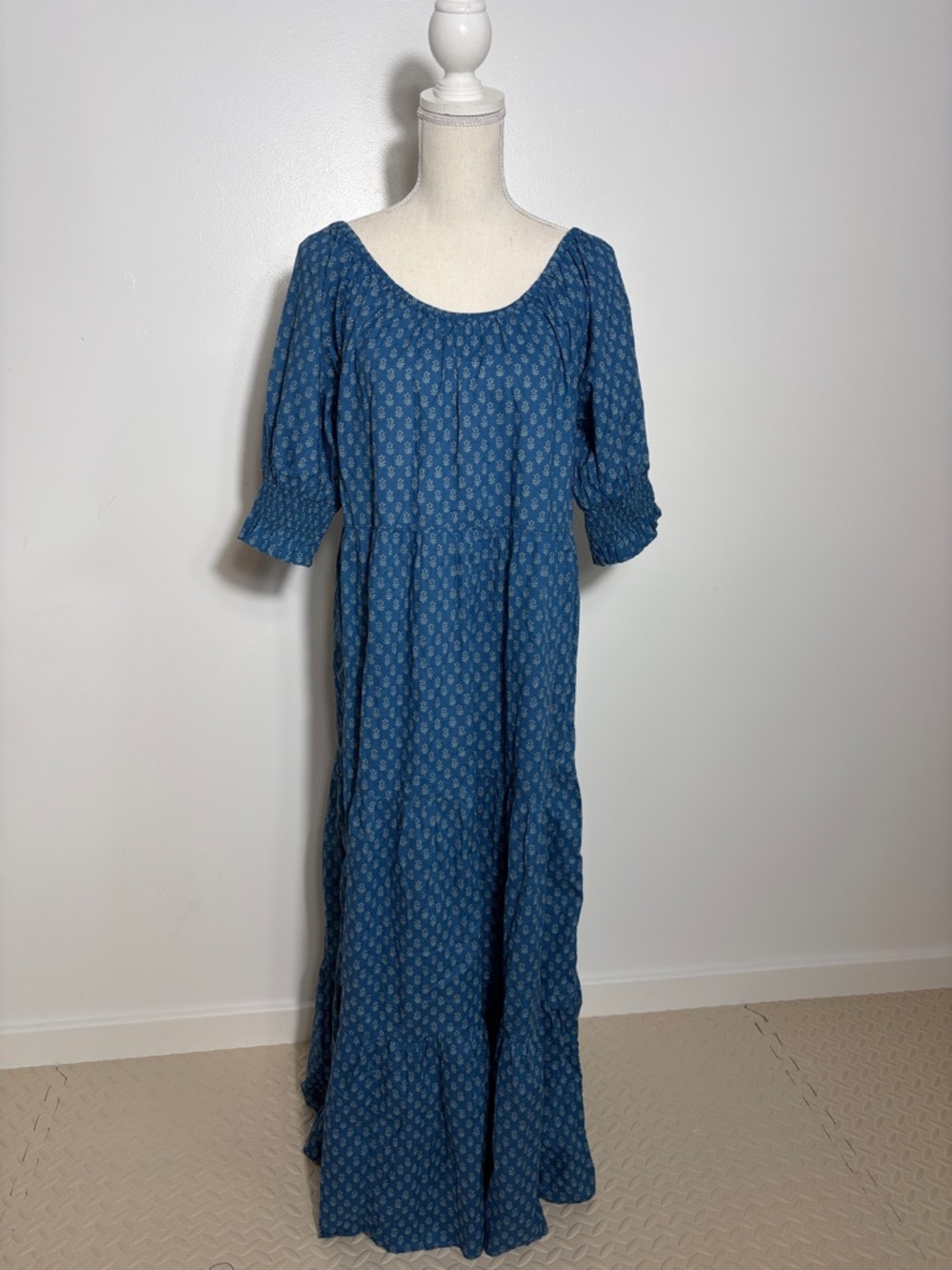 Faherty Blue Scoop Neck Maxi Dress with Smocked Sleeves Medium
